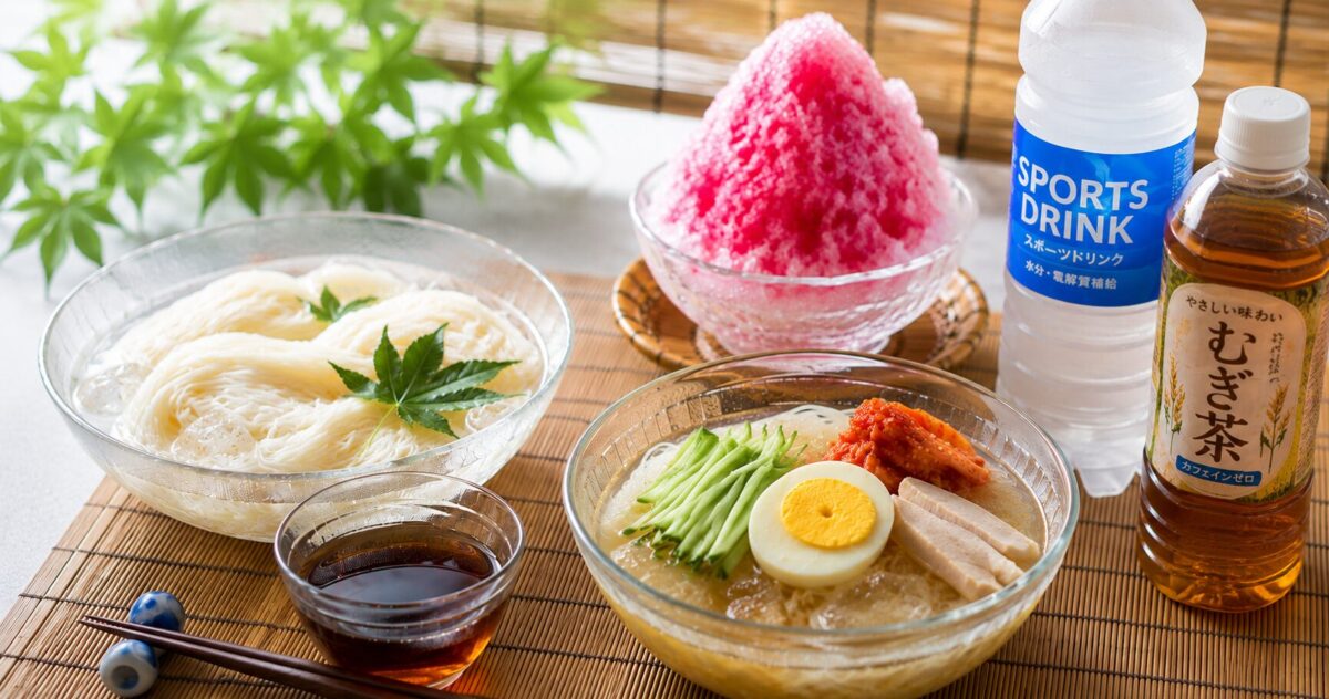 Traditional Japanese summer foods including somen noodles, cold udon, shaved ice, barley tea, and sports drinks